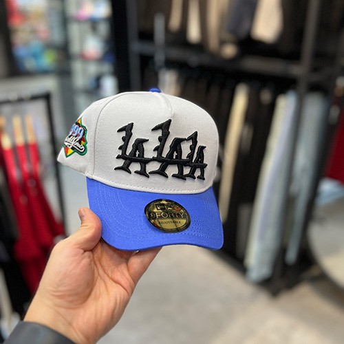 کلاه اسنپ بک نیو ارا (NEWERA LA WORLD SERIE SNAPBACK) (تنظیم سایز دار) رنگ سفید آبی